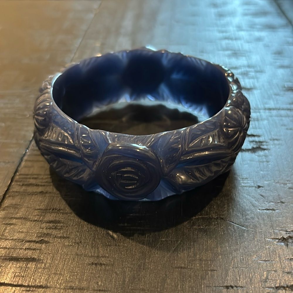 Patricia Nash Midnight Navy Blue Carved Floral Resin Bangle Bracelet​​